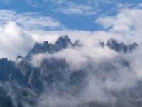 Teleblick auf Haunold Felsspitzen im Wolkentanz